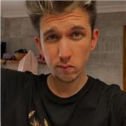 Chico español con gran capacidad para transmitir conocimientos sobre el idioma para que la gente aprenda de la manera más cómoda